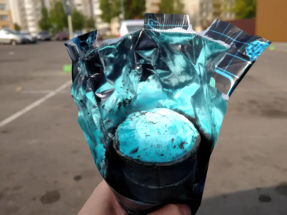 мороженое в черном стаканчике