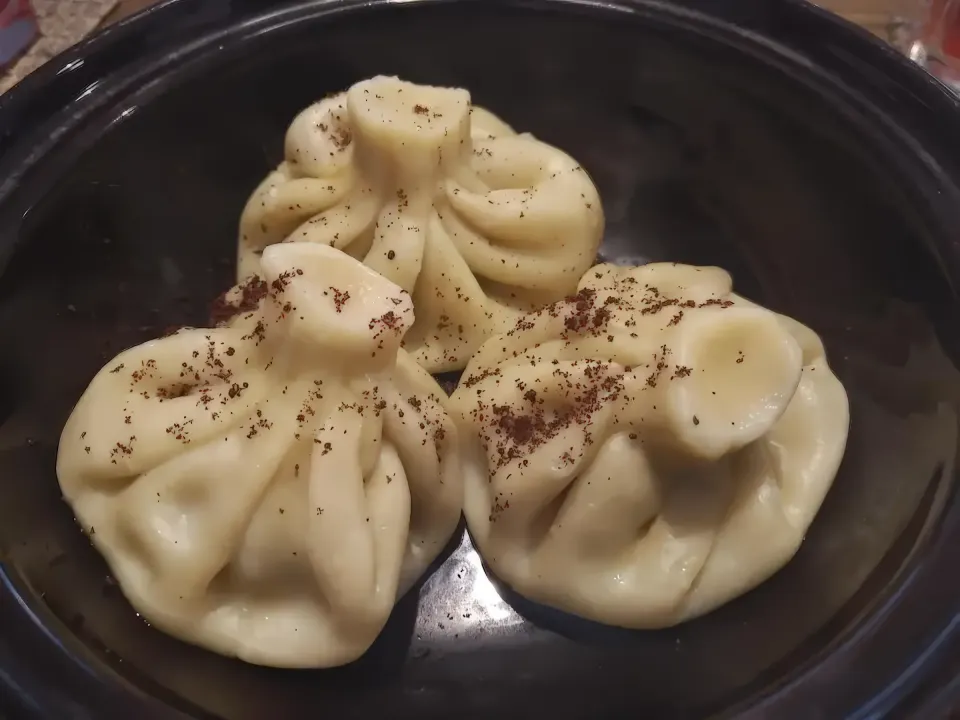 хинкали в тарелке