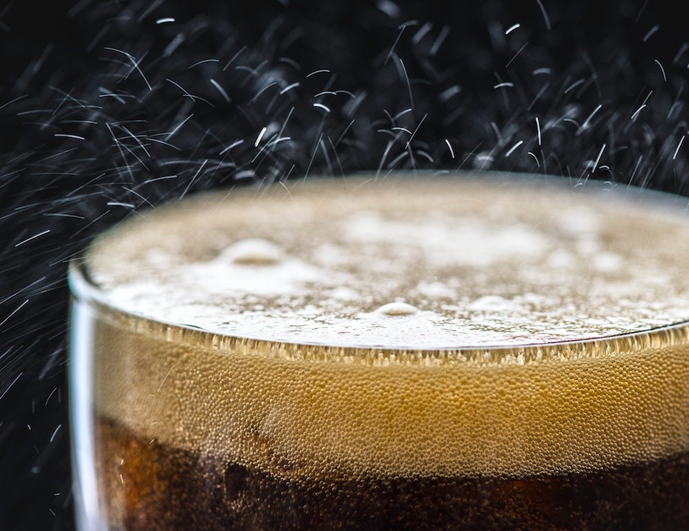 Бокал горячего пива – необычный поворот в истории с алкоголем на праздничном столе. Но оно того стоит. бокал пива