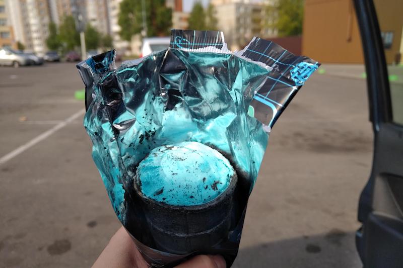 мороженое в черном стаканчике