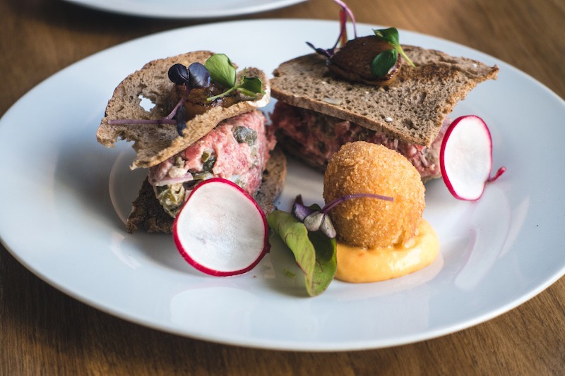 Фото сайта freepik.com тартар подача